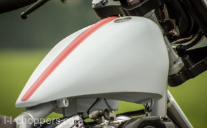 Sportster tank with deep tunnel and a rib 50538