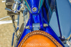 Integrated saddle hinge